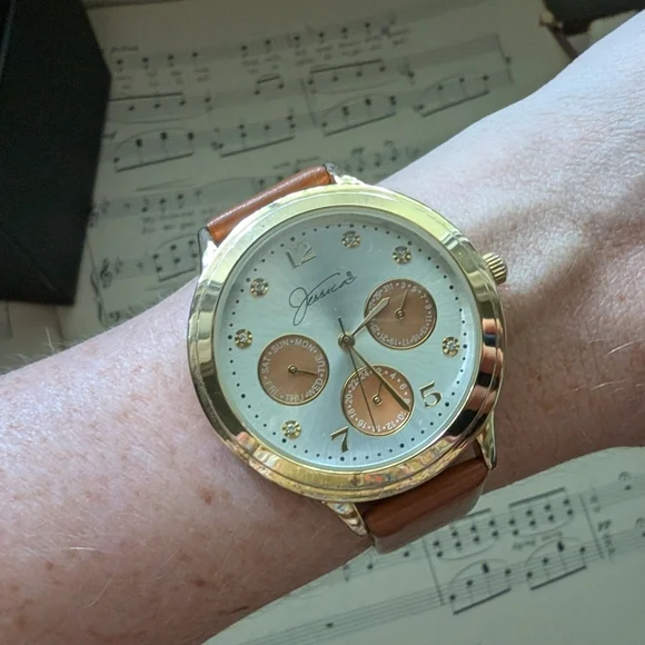 Brown Leather Strap Quartz Watch - Picture 5 of 11